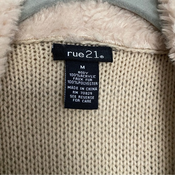 Neutral knitted cardigan with fake fur collar - Picture 5 of 7